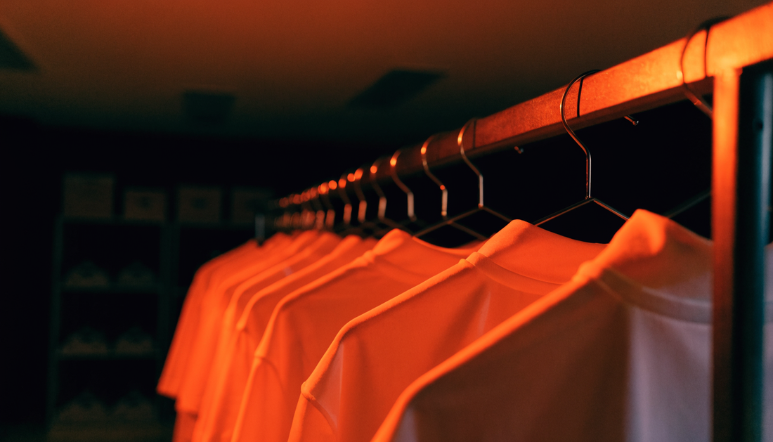 Maillots de foot pas chers sur un portant